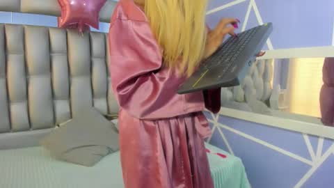  SleepyAbuela online show from November 28, 5:20 pm