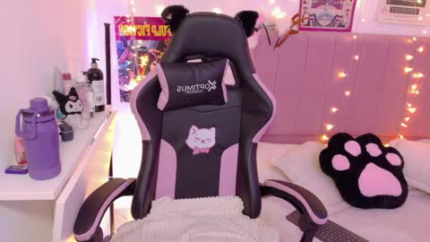 LUCYY FROM HOME  online show from April 11, 3:33 am