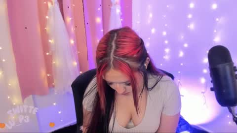 Snapshot of lucyy_peach chatting on February 12, 2:35 am LUCYY FROM HOME online show from February 12, 2:35 am