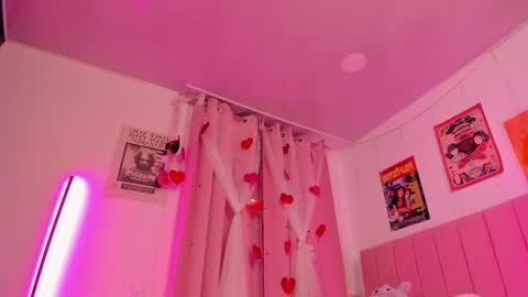 Snapshot of lucyy_peach chatting on October 18, 1:54 am LUCYY FROM HOME online show from October 18, 1:54 am