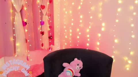 Snapshot of lucyy_peach chatting on February 25, 4:57 am LUCYY FROM HOME online show from February 25, 4:57 am