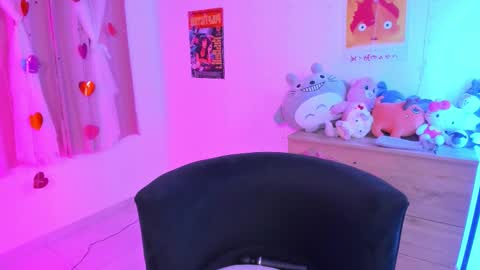 Snapshot of lucyy_peach chatting on September 23, 3:33 am LUCYY FROM HOME online show from September 23, 3:33 am