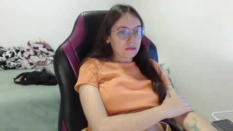 Snapshot of lula_05 chatting on December 4, 12:13 am Vicky online show from December 4, 12:13 am