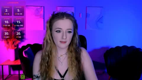 luna_berryy online show from April 7, 7:27 pm