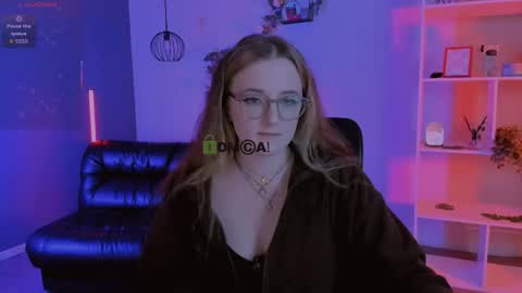 luna_berryy online show from April 21, 7:21 pm