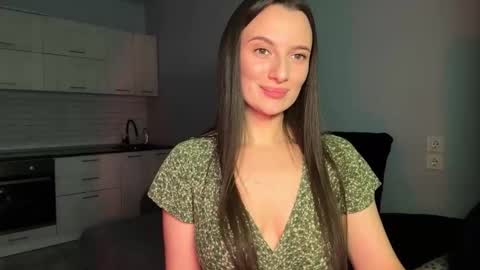 luna_raee online show from November 5, 2:30 pm