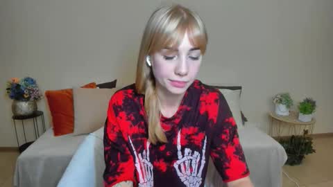 Snapshot of lunabelli chatting on October 6, 8:15 pm LunaBelli online show from October 6, 8:15 pm
