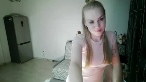 lunapeony online show from February 20, 2:19 pm