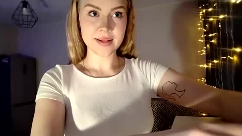 lunapeony online show from March 5, 5:44 pm