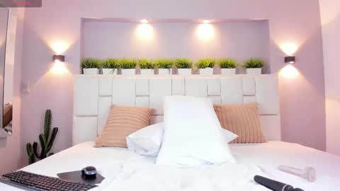 L U N N A online show from February 20, 6:26 am