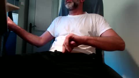 Snapshot of lure4beef chatting on October 18, 8:29 am lure4beef online show from October 18, 8:29 am