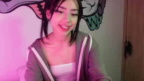 Snapshot of lustful_aprilx chatting on December 19, 5:18 am Valerie  April   online show from December 19, 5:18 am