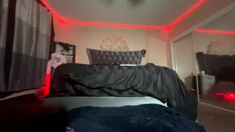 luvvlee online show from February 17, 6:34 am