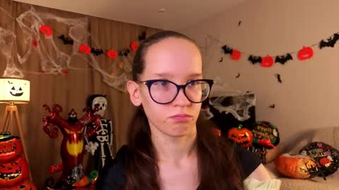 Sara online show from November 1, 4:28 pm