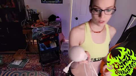 Snapshot of lynxanarres chatting on December 17, 11:38 pm Lynx Anarres online show from December 17, 11:38 pm