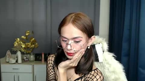 Snapshot of m1sspinay_yassie chatting on December 2, 12:24 pm Cutie Yassie online show from December 2, 12:24 pm