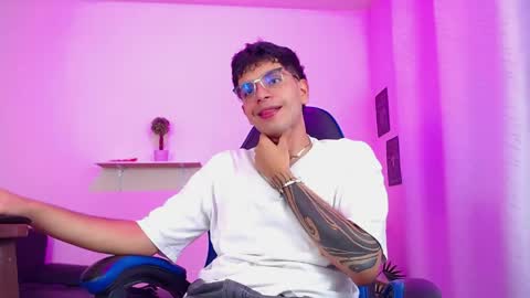 Max online show from April 15, 7:58 pm