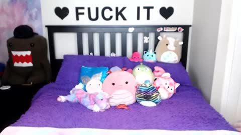 Mackenzie Wolfe online show from November 3, 4:57 am