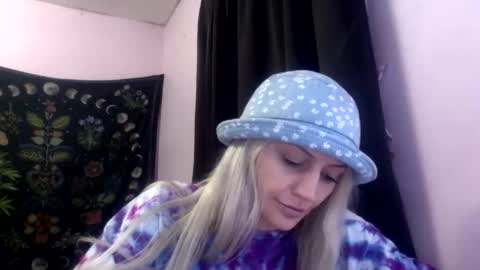 Snapshot of madelinevalentine chatting on October 28, 12:44 am madeline online show from October 28, 12:44 am