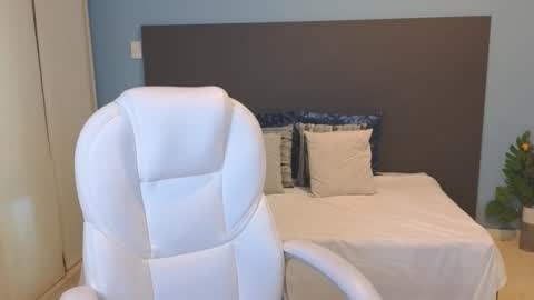 Maiaa Ruiz  online show from January 18, 4:42 pm