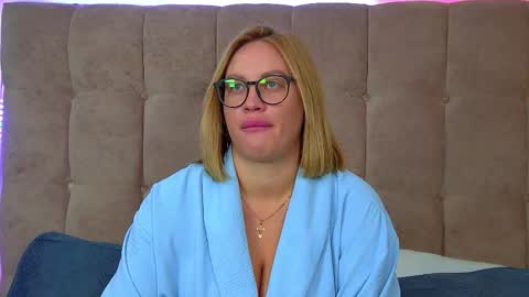 Snapshot of marianeumann chatting on October 9, 7:03 am Maria online show from October 9, 7:03 am