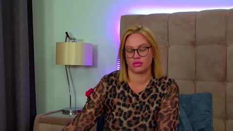 Snapshot of marianeumann chatting on October 22, 8:28 am Maria online show from October 22, 8:28 am
