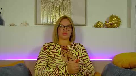 Snapshot of marianeumann chatting on October 10, 7:14 am Maria online show from October 10, 7:14 am