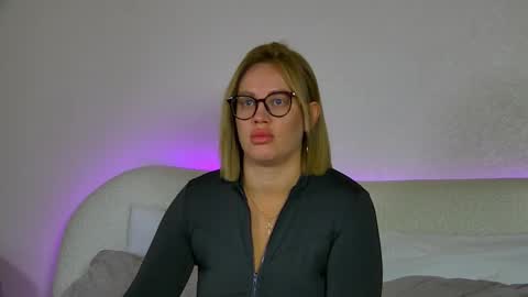 Snapshot of marianeumann chatting on September 12, 6:37 am Maria online show from September 12, 6:37 am