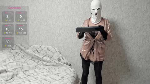 masquerad_e online show from January 10, 10:15 pm