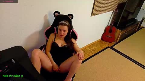 Queeny Kathy  Online at 2030 MEZ Sunday  Wednesday online show from December 5, 7:33 pm