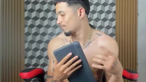 max_jowel online show from November 18, 8:45 pm