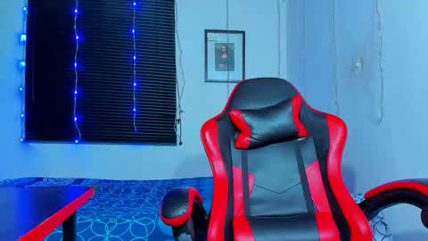 MAX online show from December 2, 11:14 pm