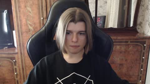 Max online show from December 3, 5:38 pm