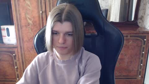 Max online show from February 19, 6:54 pm