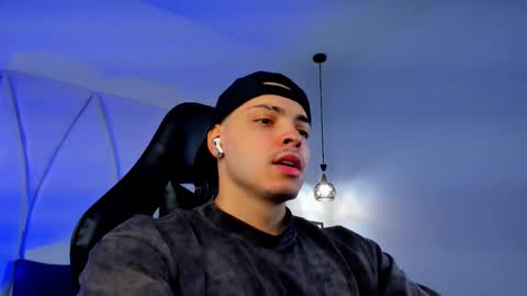 MAX online show from December 1, 7:34 pm