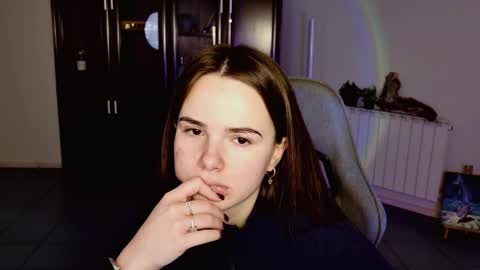 maybloom_ online show from January 7, 9:03 am