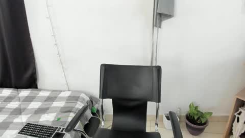 Snapshot of mazikeen_18 chatting on March 1, 4:44 pm mazikeen_18 online show from March 1, 4:44 pm