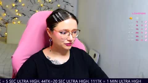 Snapshot of me_hanna chatting on March 4, 11:54 pm Hanna online show from March 4, 11:54 pm