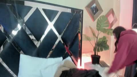     online show from February 20, 12:18 pm