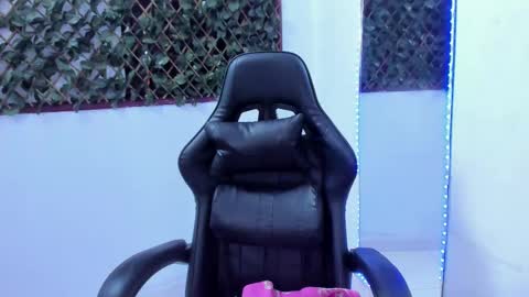 Snapshot of megan_whitte_01 chatting on February 15, 7:06 am megan white 01  online show from February 15, 7:06 am
