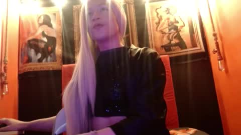 Snapshot of megannixx chatting on October 19, 3:44 am megannixx online show from October 19, 3:44 am