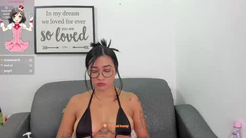 Snapshot of melan_owen chatting on February 17, 5:23 pm melan_owen online show from February 17, 5:23 pm