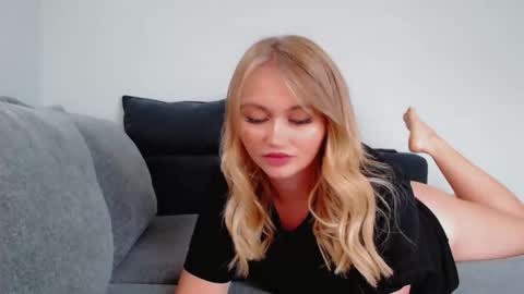 Snapshot of melani_a chatting on October 24, 10:05 am Melania online show from October 24, 10:05 am