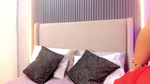 MelanieRoah online show from November 3, 1:01 pm