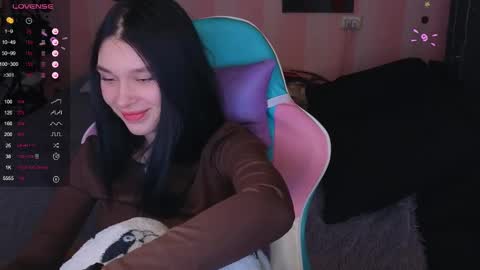 Snapshot of mella_freya chatting on January 2, 9:18 pm Freya  IM NONUDE online show from January 2, 9:18 pm