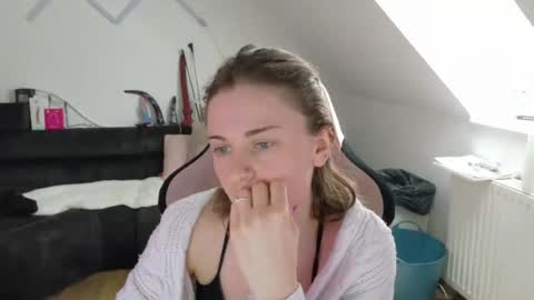 melly4you online show from June 15, 1:36 pm