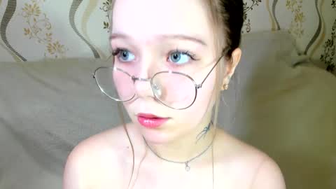 MelMooon online show from January 5, 7:17 pm