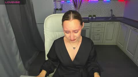 Snapshot of melodyoflovee chatting on December 5, 4:37 am Kaylie online show from December 5, 4:37 am