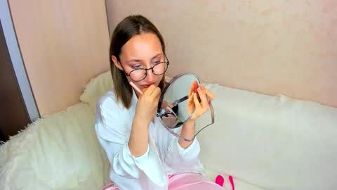 Snapshot of melodyoflovee chatting on October 26, 5:08 am Kaylie online show from October 26, 5:08 am