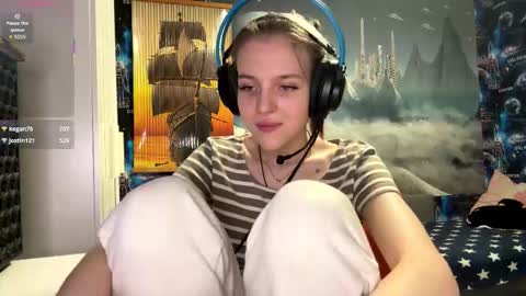 Hi Im Aria 18 years old online show from November 27, 1:19 pm